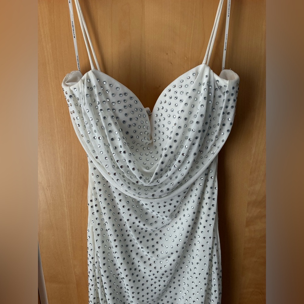 White Sleeveless Bodycon Mini Dress with Sweetheart Neckline
